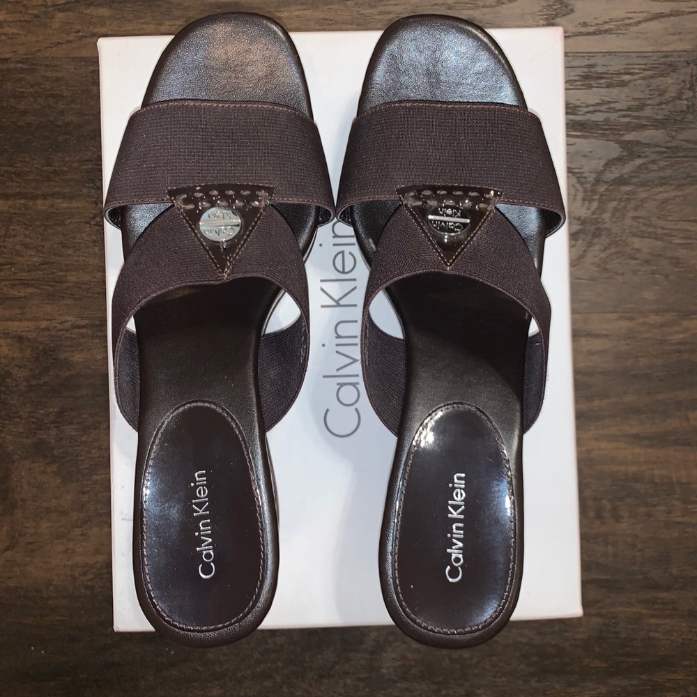 Calvin Klein 9M Ying Cutout Heel wedge slide